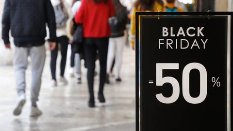Verbraucher sollten sich am Black Friday von großen Rabatten nicht täuschen lassen und die Preise vergleichen. (Foto: dpa Bildfunk, picture alliance/Clara Margais/dpa)