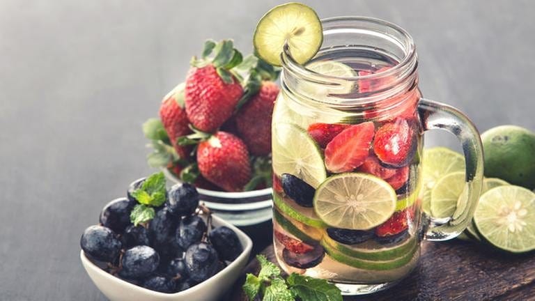 Eine Glas Wasser mit Limetten, Erdbeeren und Heidelbeeren. (Foto: Getty Images, Thinkstock -)