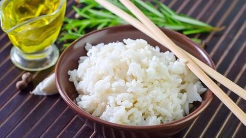 Gekochter Reis in einer Schale mit Stäbchen. (Foto: Colourbox, Foto: Colourbox.de -)