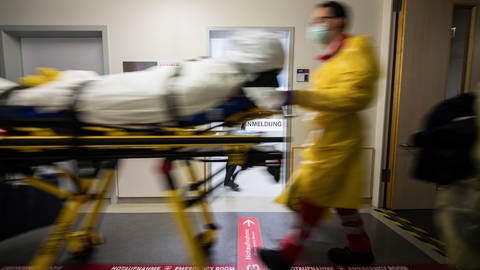Notaufnahme mit Sanitäter und Patient auf einer Liege (Foto: dpa Bildfunk, Andreas Arnold/dpa)