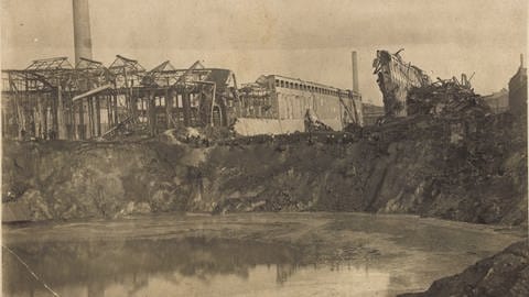 Ruinen des BASF-Werks Ludwigshafen-Oppau: Die Explosion 1921 durch Ammoniumsulfat riss einen riesigen Krater ins Erdreich. (Foto: dpa Bildfunk, picture alliance / arkivi)