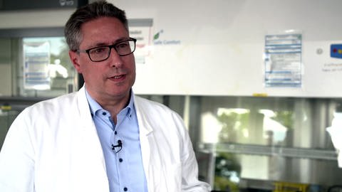 Professor Markus Egert, Mikrobiologe an der Hochschule Furtwangen, warnt vor Desinfektionsmitteln im Haushalt. (Foto: SWR)