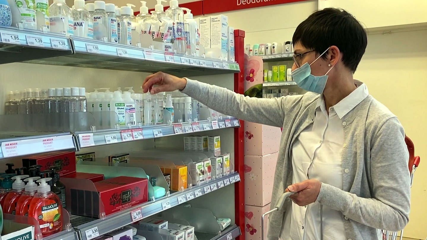SWR Marktcheck hat 30 handelsübliche Desinfektionsmittel zum Testen ins Labor geschickt. (Foto: SWR)