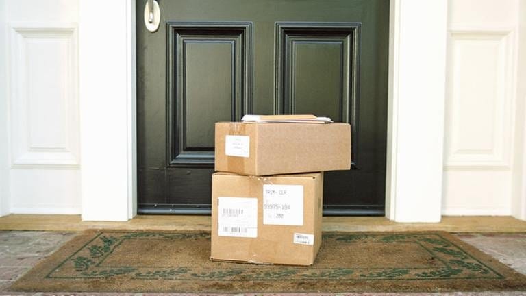 Vor einer Haustüre stehen Pakete (Foto: Getty Images, Thinkstock)