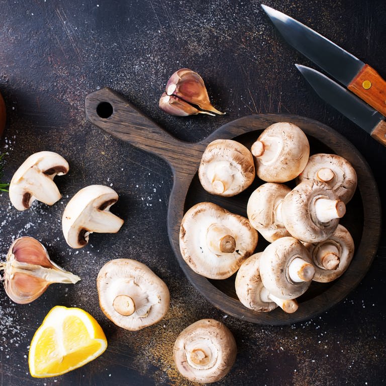 Pilze und Zutaten auf ener Küchenplatte: Speisepilze sind gesunde und abwechslungsreiche Sattmacher  (Foto: Colourbox)
