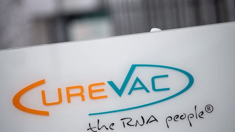 Das Logo des Biotech-Unternehmen Curevac mit dem Slogan «the RNA people» steht an der Unternehmenszentrale. (zu dpa «Curevac-Studie an Affen: Impfstoffkandidat schützt Lunge komplett») (Foto: dpa Bildfunk, Picture Alliance)