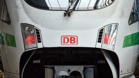 Das Logo der Bahn ist auf der Front eines ICE im DB-Fernverkehrswerk zu sehen.  (Foto: dpa Bildfunk, picture alliance/dpa | Bernd Thissen)