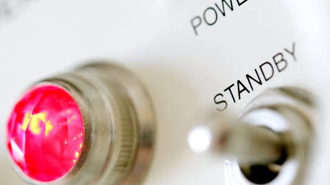 Eine Standby-Schaltung an einem elektrischen Gerät. Geräte im Standby-Betrieb verbrauchen mehr Strom, oft hilft es nur, den Stecker zu ziehen, wenn man den Energieverbrauch senken will. 
