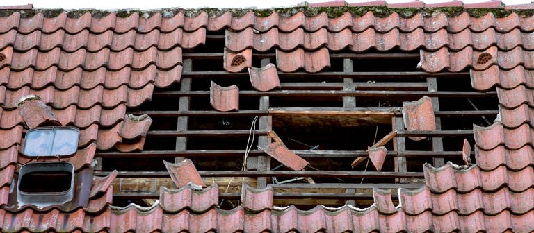Durch Sturm beschädigtes Dach: Nach einem Unwetter können Dachziegel zur tödlichen Gefahr werden. (Foto: dpa Bildfunk, Friso Gentsch/dpa )