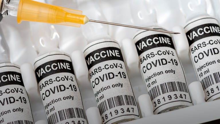Impfspritze auf Impfstofffläschchen: Die Impfstofflieferungen lassen auf sich warten. (Foto: Colourbox)