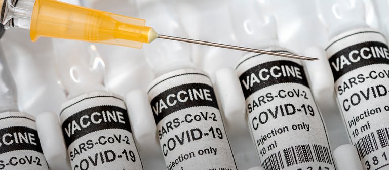 Impfspritze auf Impfstofffläschchen: Die Impfstofflieferungen lassen auf sich warten. (Foto: Colourbox)