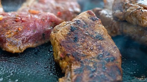 Fleisch auf einer Grillmatte (Foto: Colourbox, Richard Schramm)