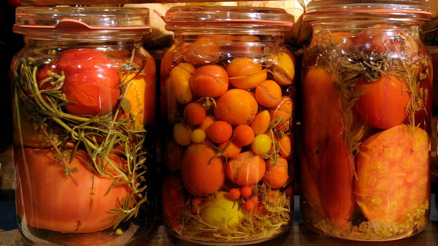 Ernteschwemme im Sommer: Tomaten ab ins Einmachglas. (Foto: dpa Bildfunk, Caroline Seidel dpa/lbn  +++(c) dpa - Bildfunk)