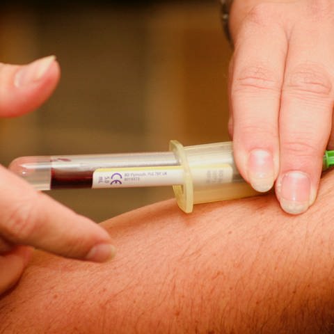 Blutentnahme für einen Antikörper-Test. (Foto: Unsplash: Hush Naidoo Jade Photogra)