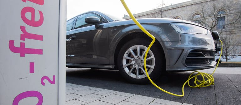 Ein Elektroauto wird mit einem Kabel an einer E-Ladesäule mit der Aufschrift "Co2-frei" aufgeladen.  (Foto: dpa Bildfunk, Picture Alliance)