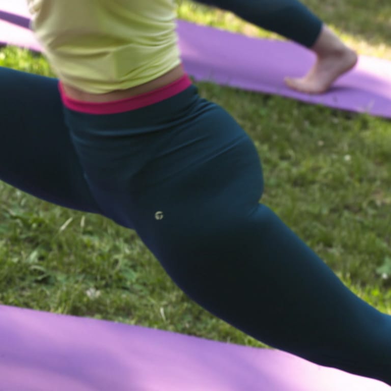 Beine einer Frau in einer Yoga-Position. (Foto: SWR)