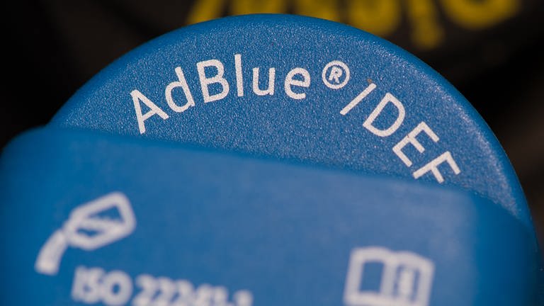 Tankstutzdeckel für AdBlue und Diesel. (Foto: dpa Bildfunk, picture alliance/dpa | Swen Pförtner)