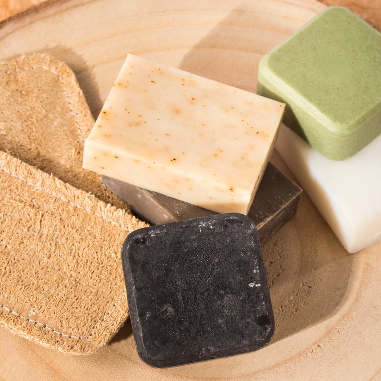 Seifenfreie Waschstücke sind ph-neutral und schonen die Haut. Auch Nivea bietet mit den Magic Bars ein umweltfreundliches Pflegeprodukt an. (Foto: Colourbox)