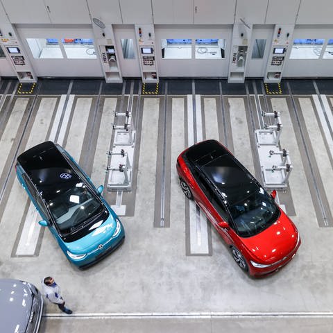 Drei elektrische Modelle des VW-Konzerns in einer Fertigungshalle (Foto: dpa Bildfunk, Picture Alliance)
