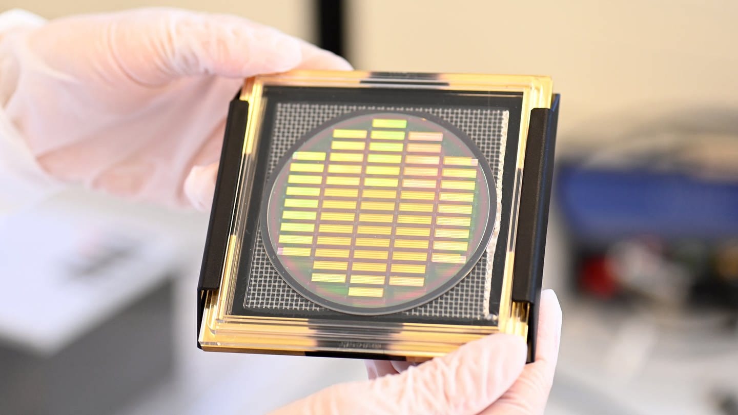 Ein Wafer mit neuentwickelten Chips zum Einsatz in Quantencomputern von Q.ant. Das Trumpf-Tochterunternehmen hat ein weltweit einzigartiges Verfahren entwickelt für die Serienfertigung von Quantencomputer-Chips.