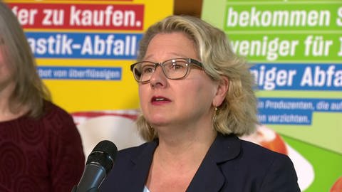 Bundesumweltministerin Svenja Schulze verleiht den Blauen Engel an Recup. (Foto: SWR)