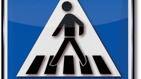 Auf einem blauen Schild ist ein weißes Dreieck abgebildet. Auf diesem Dreieck überquert ein schwarzer Mann mehrere schwarze Streifen. Es handelt sich um das Schild, das einen Fußgängerüberweg ausweist, umgangssprachlich auch Zebrastreifen genannt. (Foto: Colourbox)