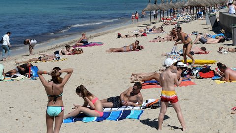 Touristen genießen die Sonne am Strand Playa de Palma am 03.05.2016 in Arenal (Spanien) bei Palma de Mallorca. (Foto: dpa Bildfunk, Jens Kalaene/dpa-Zentralbild/dpa)