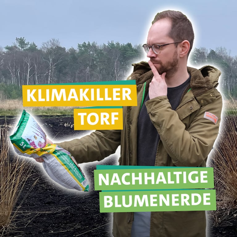 Tobias Koch hält einen Sack Blumenerde in der Hand. Wie klimaschädlich ist Torf? (Foto: SWR)