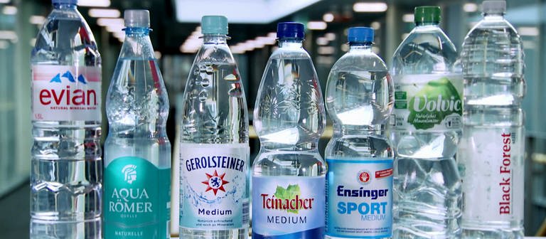 Sieben Flaschen verschiedener Mineralwasser-Hersteller stehen auf einem Tisch. Welches Mineralwasser ist das Beste? Wie gut ist Mineralwasser im Vergleich zu Leitungswasser? (Foto: SWR)