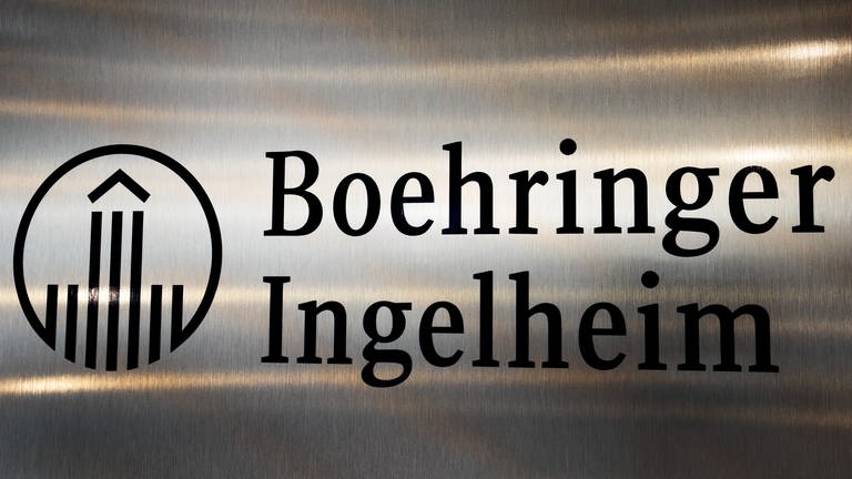 Auf einer Edelstahltafel mit dem Firmenlogo des Pharmakonzerns Boehringer Ingelheim spiegelt die Deckenbeleuchtung.  (Foto: dpa Bildfunk, Picture Alliance)