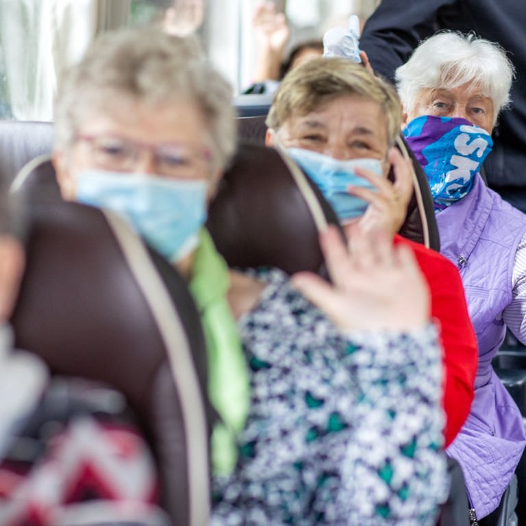 Eine Gruppe Rentner sitzt im Bus. (Foto: dpa Bildfunk, picture alliance/dpa/dpa-Zentralbild | Jens Büttner)