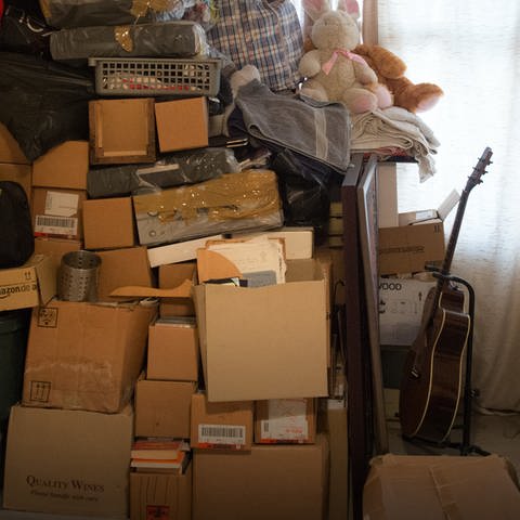 Zimmer vollgestellt mit Kisten (Foto: Unsplash / Brett Jordan)
