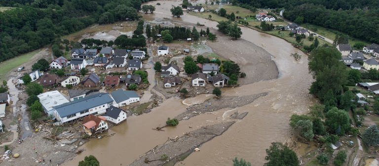 Eine Luftaufnahme zeigt die Zerstörungen an der Ahr durch Flut und Überschwemmungen im Juli 2021. Viele Hausbesitzer wähnten sich durch Elementarverischerungen abgesichert. (Foto: dpa Bildfunk, picture alliance/dpa | Boris Roessler)