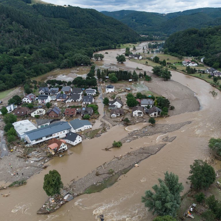 Eine Luftaufnahme zeigt die Zerstörungen an der Ahr durch Flut und Überschwemmungen im Juli 2021. Viele Hausbesitzer wähnten sich durch Elementarverischerungen abgesichert. (Foto: dpa Bildfunk, picture alliance/dpa | Boris Roessler)
