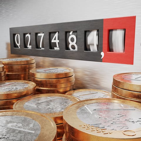 Eine Montage von einer Stromzähleranzeige mit laufender kWh Zahl und davor gestapelten Euromünzen. (Foto: Getty Images, Getty Images/iStockphoto)