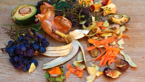 Schalen und Abschnitte von Obst und Gemüse liegen auf einer Holzplatte: Küchenabfälle sind als Mulch ausgelegt der perfekte Dünger (Foto: Colourbox)