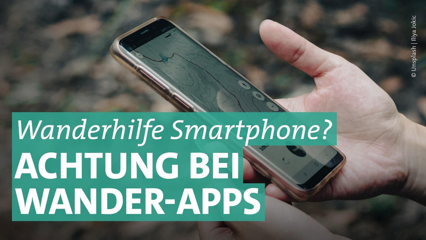 Nahaufnahme von Händen die ein Smartphone mit geöffneter Wander-App halten. Wander-Apps: Worauf sollte man achten? (Foto: Unsplash / Iliya Jokic)