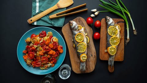 Fisch und Gemüse auf einem Tisch. Beides gehört zur Mittelmeerdiät. (Foto: Unsplash/Dan Cristian Padure)