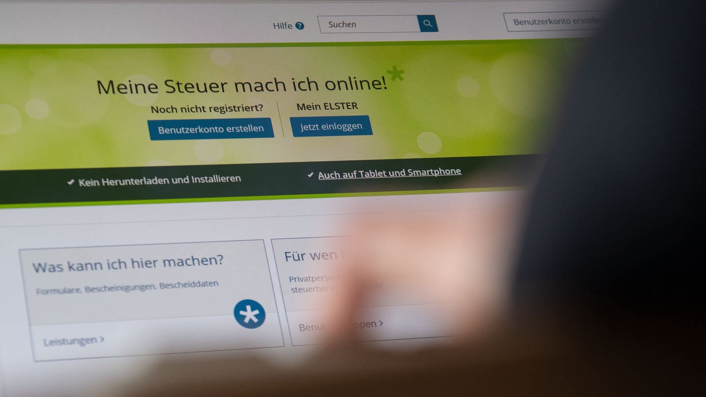 Eine Frau bedient das Portal der deutschen Steuerverwaltungen zur Abwicklung der Steuererklärungen und Steueranmeldungen über das Internet, Elster.