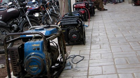 Wegen der mangelnden Stromversorgung müssen Ladenbesitzer in Pakistans größter Stadt Karachi mit Aggregaten Strom erzeugen (Foto: IMAGO, IMAGO / Dean Pictures/Ilyas Dean)