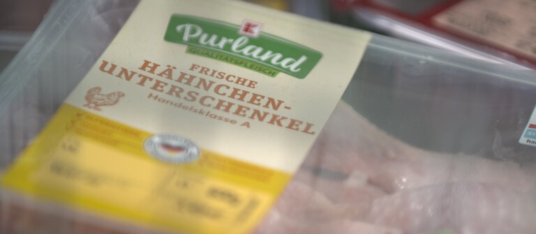 Eine Packung Hähnchen-Unterschenkel der Kaufland-Eigenmarke K-Purland.  (Foto: SWR)