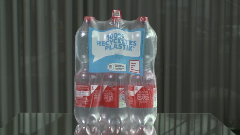 Wasserflaschen aus Plastik von Kaufland. Die Verpackung besteht zu 100 Prozent aus recyceltem Plastik. (Foto: SWR)
