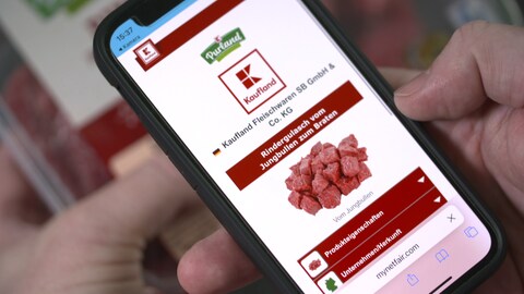 Ein Smartphonebildschirm mit Informationen zur Herkunft eines Fleischproduktes.  (Foto: SWR)