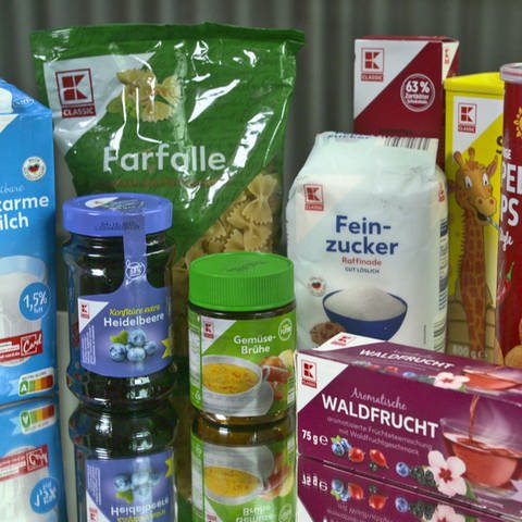 9 Lebensmittelartikel stehen nebeneinander. Darunter Milch, Tee, Marmelade, Honig, Kakao und Chips. Diese Produkte kann man außerdem bei Kaufland erhalten. (Foto: SWR)