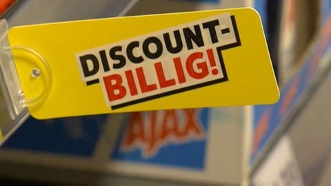 Ein gelbes Schild mit der Aufschrift "Discount-billig". (Foto: SWR)