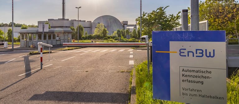 Seit der Gaskrise in Folge des russischen Angriffs auf die Ukraine wird auch über längere Laufzeiten für Atomkraftwerke diskutiert. Das AKW Kernkraftwerk Neckarwestheim ist eines der drei letzten deutschen Atomkraftwerke. Es wird Ende 2022 stillgelegt. (Foto: IMAGO, IMAGO / Arnulf Hettrich)