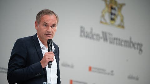 Oliver Blume, Vorstandsvorsitzender der Porsche AG, spricht während der Präsentation der Zwischenbilanz zum "Strategiedialog Automobilwirtschaft BW".  (Foto: dpa Bildfunk, picture alliance/dpa | Sebastian Gollnow)