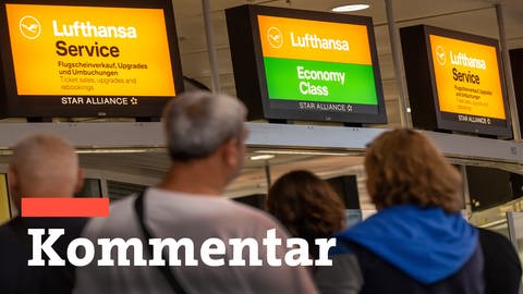 Passagiere stehen an einem Lufthansa-Service-Schalter am Flughafen München. Wegen des Verdi-Warnstreiks hat die Lufthansa nahezu ihren kompletten Flugplan abgesagt. (Foto: dpa Bildfunk, picture alliance/dpa | Peter Kneffel)