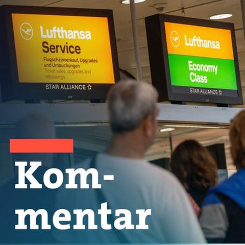 Passagiere stehen an einem Lufthansa-Service-Schalter am Flughafen München. Wegen des Verdi-Warnstreiks hat die Lufthansa nahezu ihren kompletten Flugplan abgesagt. (Foto: dpa Bildfunk, picture alliance/dpa | Peter Kneffel)