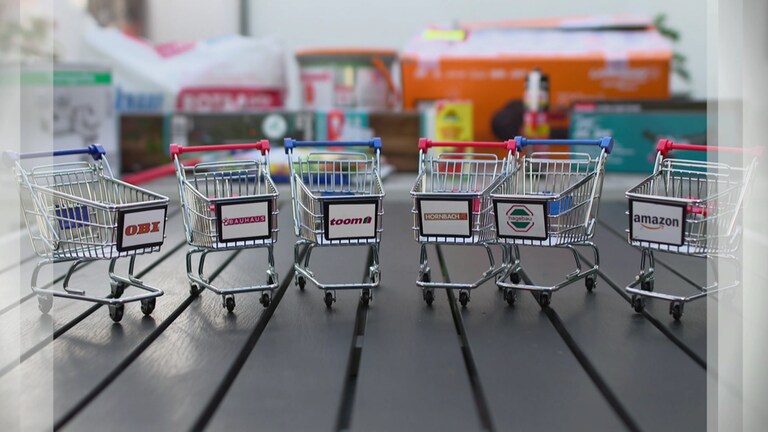 Spielzeug-Einkaufswagen stehen auf einem Tisch. Welcher Baumarkt hat am Besten abgeschnitten?  (Foto: SWR)